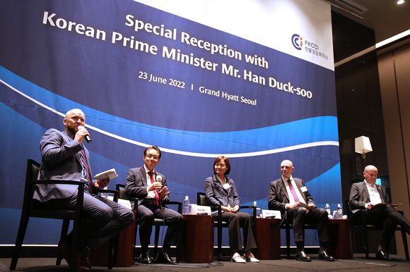 Mr. Stefan Spreu, General Manager & Representative Director of ElringKlinger Korea Mr. Kay Bae, Country Lead, Sanofi Korea Mr. Chung Hajoong, President & CEO of Siemens Korea Mr. Patrice Devemy, CEO and Representative Director, S-OIL TotalEnergies Mr. Stefan Spreu, General Manager & Representative Director of ElringKlinger Korea Mr. Kay Bae, Country Lead, Sanofi Korea Mr. Chung Hajoong, President & CEO of Siemens Korea Mr. Patrice Devemy, CEO and Representative Director, S-OIL TotalEnergies