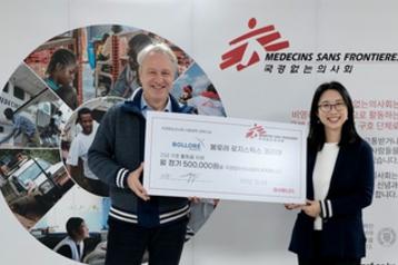 (Bolloré Logistics Korea CEO Yoon-Ju CHO (right in the picture) is shown delivering a fund certificate and taking a commemorative photo with Thierry Coppens, the director of MSF Korea.)