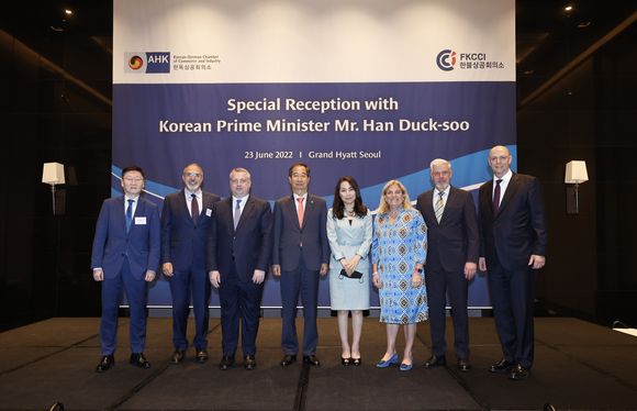 H.E. María Castillo Fernández, Ambassador of the European Union to South Korea, Minister of the Office for Government Policy Coordination Bang Moon-Kyu (OPC), Minister for Trade Ahn Dukgeun (MOTIE), 2nd Vice Minister of Foreign Affairs Lee Dohoon(MOFA) H.E. María Castillo Fernández, Ambassador of the European Union to South Korea, Minister of the Office for Government Policy Coordination Bang Moon-Kyu (OPC), Minister for Trade Ahn Dukgeun (MOTIE), 2nd Vice Minister of Foreign Affairs Lee Dohoon(MOFA)